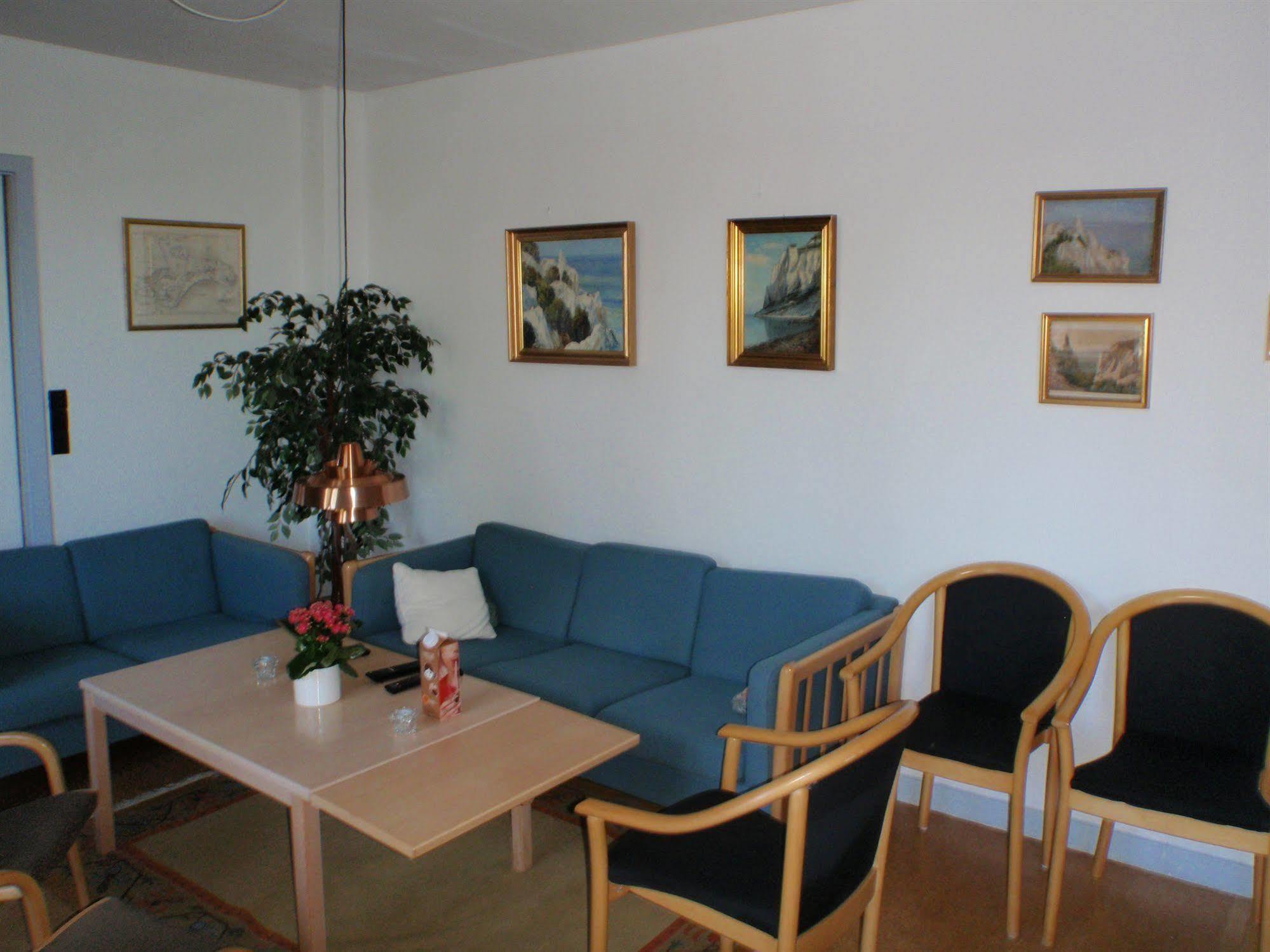 Mon & Hostel
